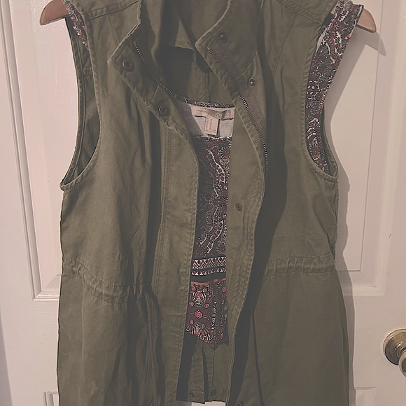Boho crop tank and a camo style vest - Picture 5 of 5